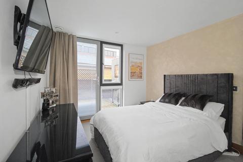 2 bedroom flat for sale, Queens Road, Hersham KT12