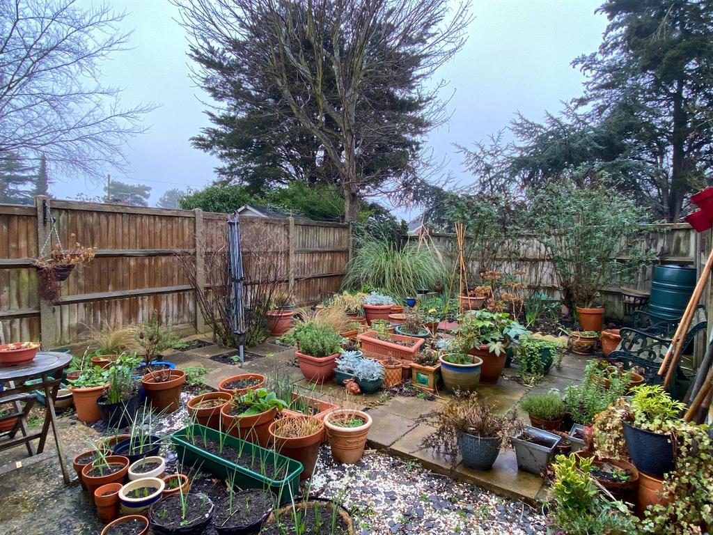 Rear garden 2.jpg