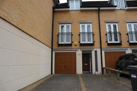 4 bedroom end of terrace house to rent, Beavers Lane, Hounslow, TW4