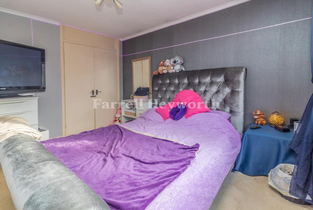Bedroom 1 image 2