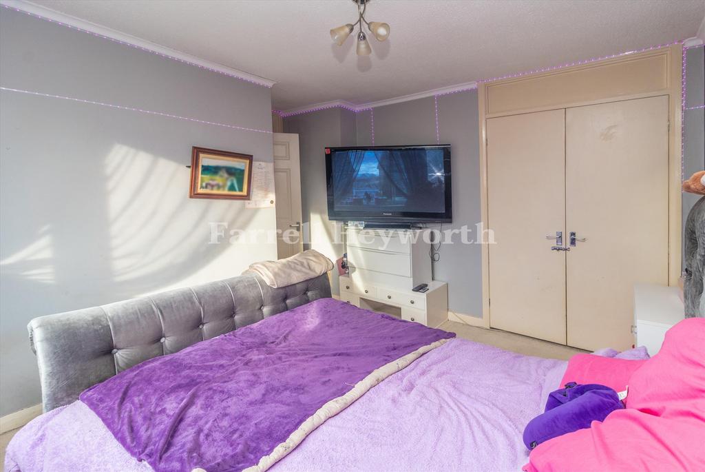 Bedroom 1 image 3
