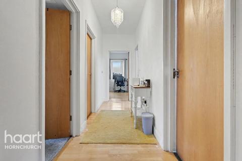 2 bedroom flat for sale, Appleton Way, Hornchurch