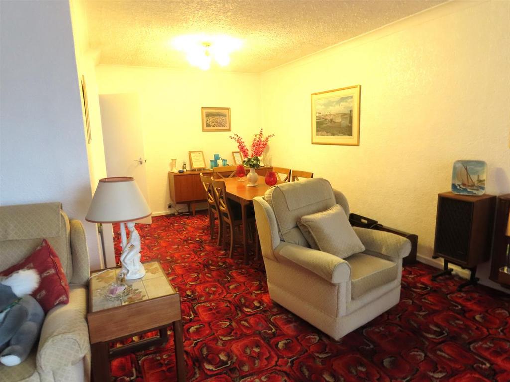 Lounge/dining room
