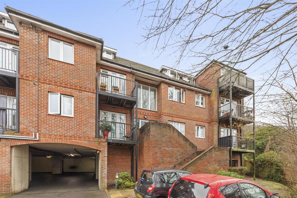 14 Clement Court, St. Marks Close, HP13 6 HQ-14.jpg