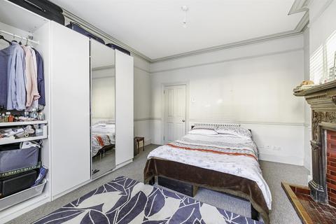 2 bedroom ground floor flat to rent, Whitehall Gardens, Acton