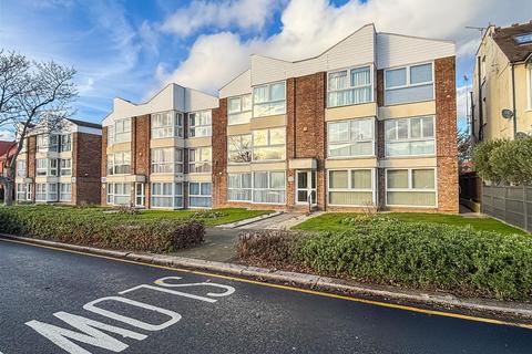 2 bedroom apartment for sale, First Avenue, Westcliff-On-Sea SS0