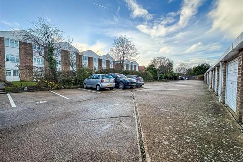 2 bedroom apartment for sale, First Avenue, Westcliff-On-Sea SS0