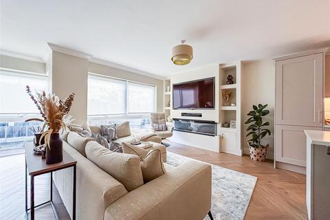 2 bedroom apartment for sale, First Avenue, Westcliff-On-Sea SS0