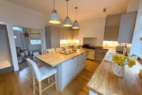 4 bedroom terraced house for sale, Oakland Street, Silsden