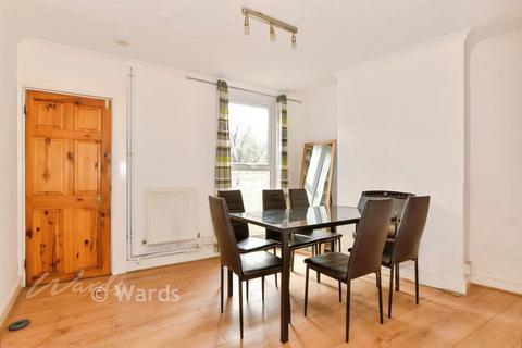 2 bedroom end of terrace house to rent, Smith Street Rochester ME2