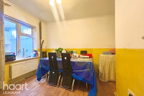 undefined, Gelding Close, Luton