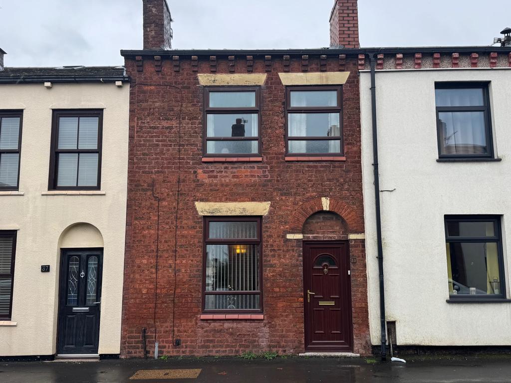 2 bed terraced house for sale Lancaster Road, Hin