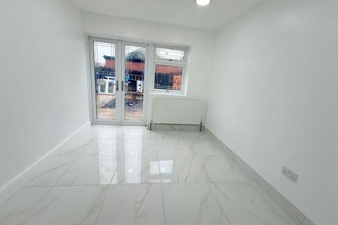 2 bedroom flat to rent, Stanhope Gardens, Dagenham RM8