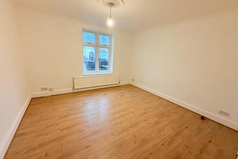 2 bedroom flat to rent, Stanhope Gardens, Dagenham RM8