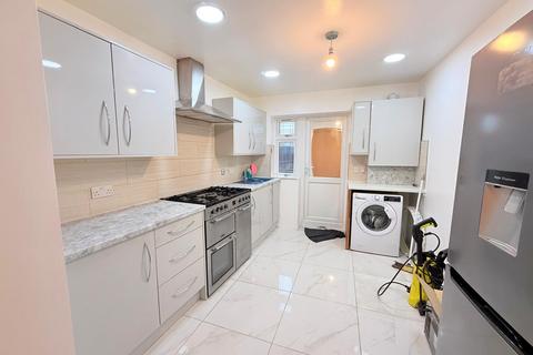 2 bedroom flat to rent, Stanhope Gardens, Dagenham RM8