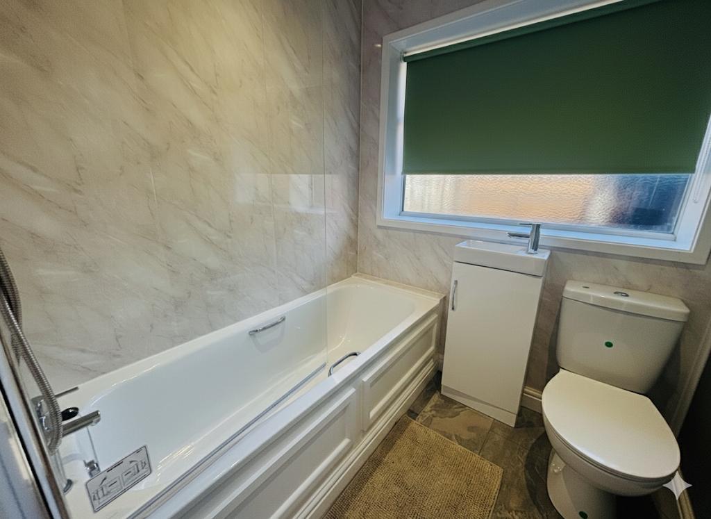 Modern Bathroom / WC: