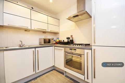 2 bedroom flat to rent, Hampton Court Mews, East Molesey, KT8
