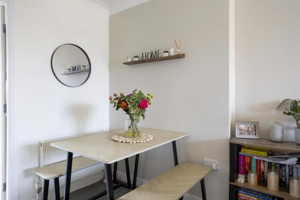 26 Cayley Close  9.jpg
