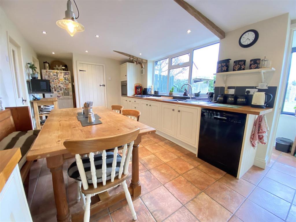 Kitchen pic 2.jpg