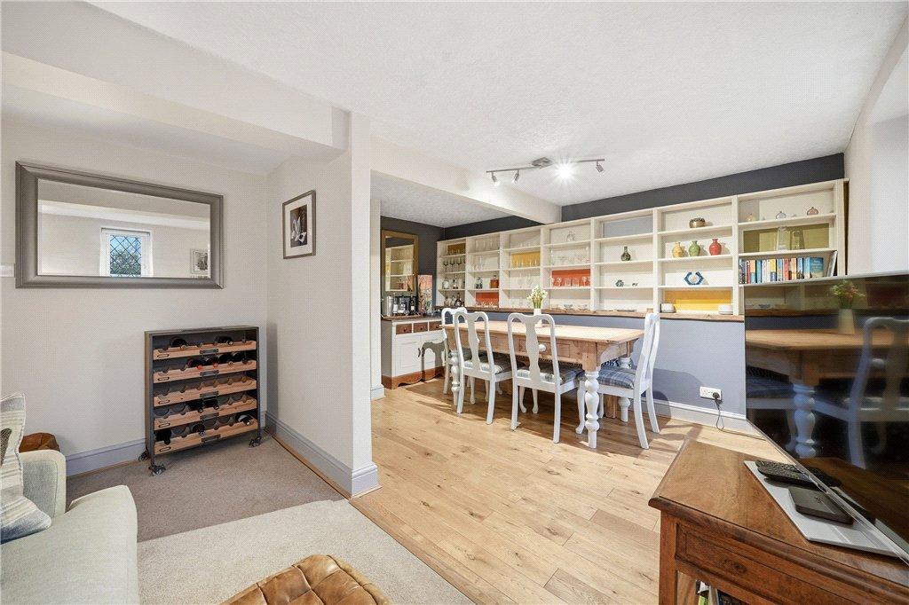Snug/Dining Area