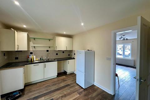 3 bedroom terraced house to rent, St. Johns Close, Silsden