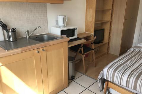 Studio to rent, Claverton Street, Pimlico, London, SW1V