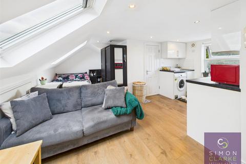 Studio to rent, High Road, North Finchley, N12 (inc W/Rates)