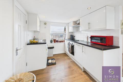 Studio to rent, High Road, North Finchley, N12 (inc W/Rates)