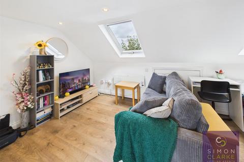 Studio to rent, High Road, North Finchley, N12 (inc W/Rates)