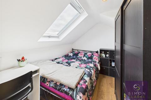 Studio to rent, High Road, North Finchley, N12 (inc W/Rates)