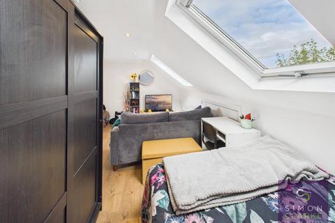 Studio to rent, High Road, North Finchley, N12 (inc W/Rates)