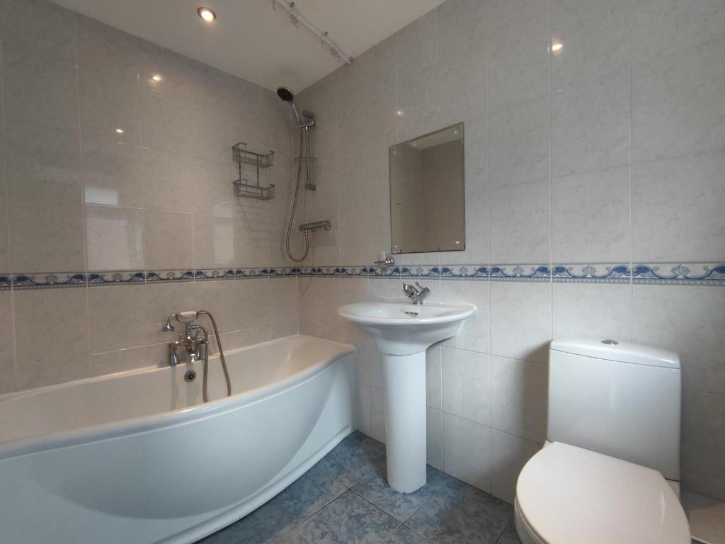 Family Bathroom Aspect 2