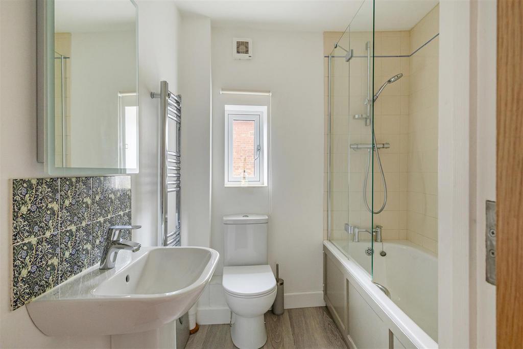 Bathroom (1st Floor)