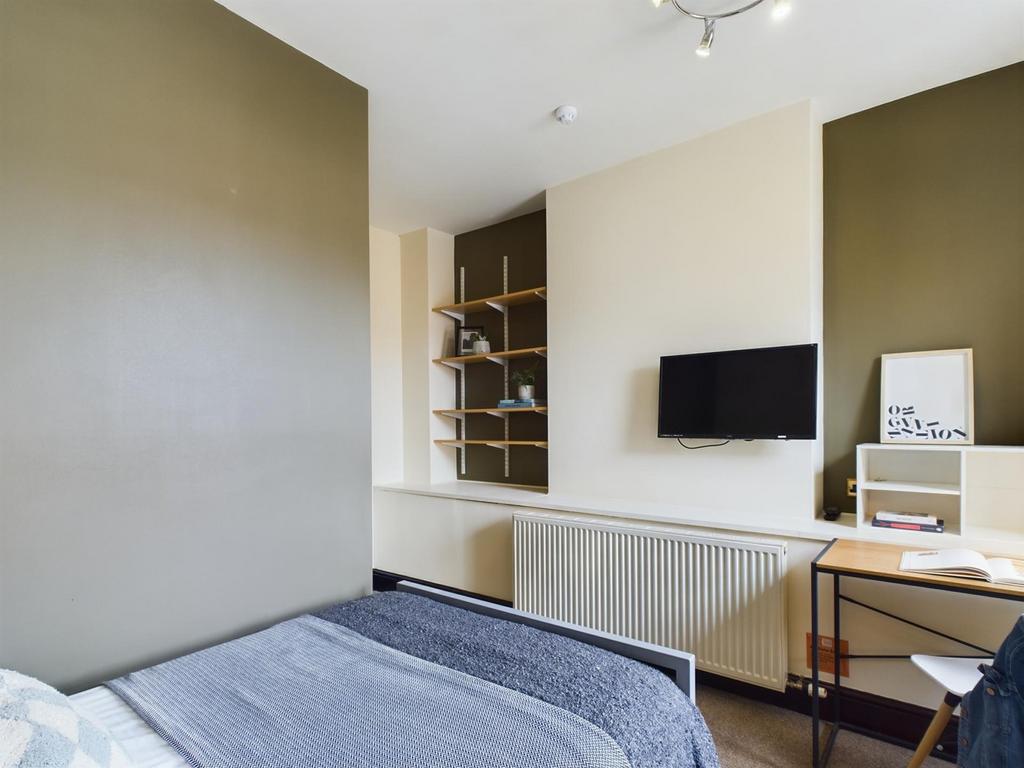 A cozy and inviting double bedroom featuring mo...