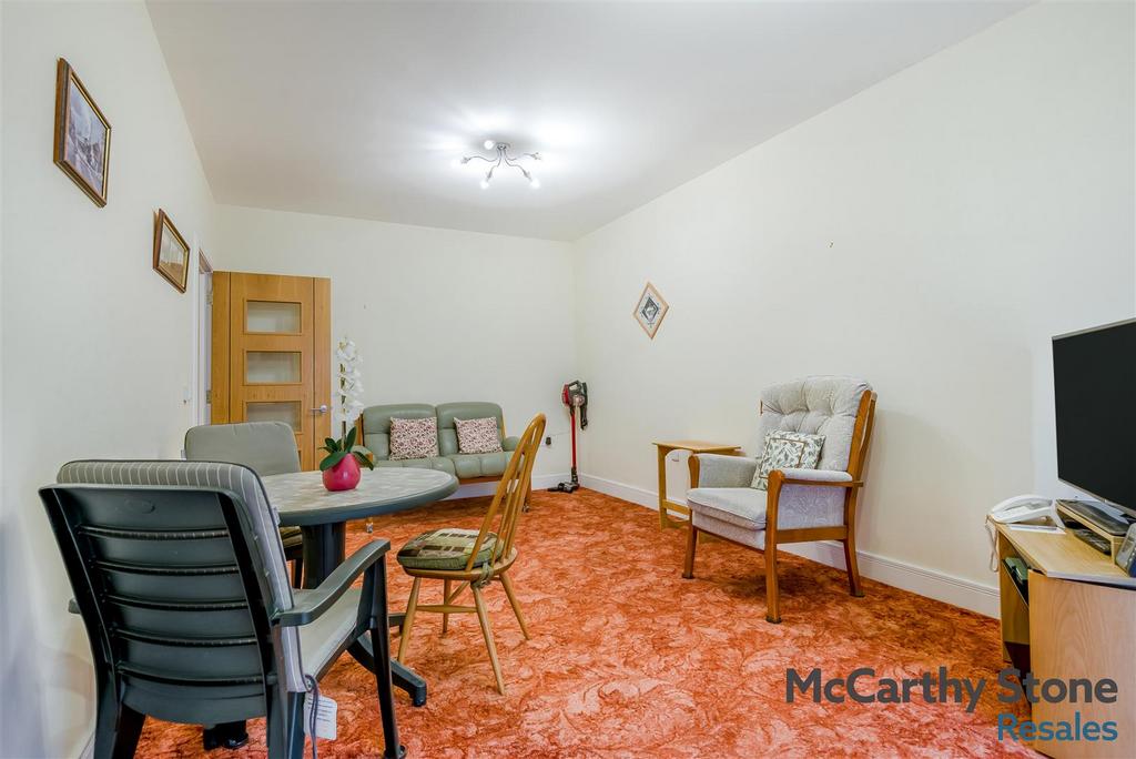 8677993-interior04.jpg