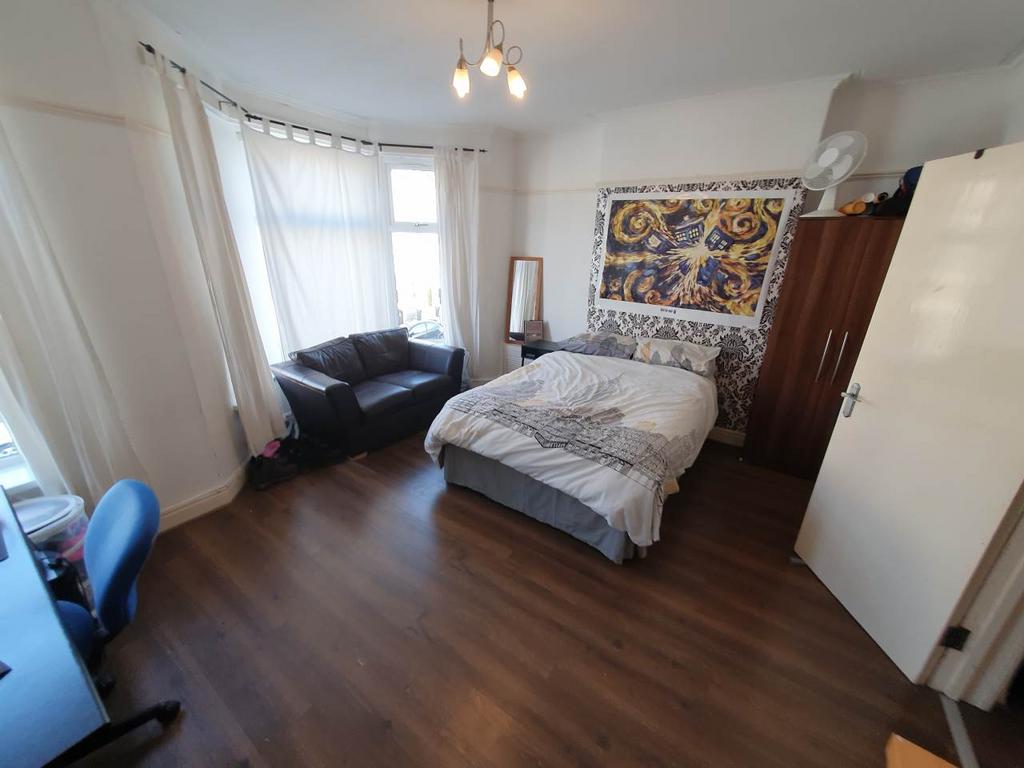 Front bedroom (1)