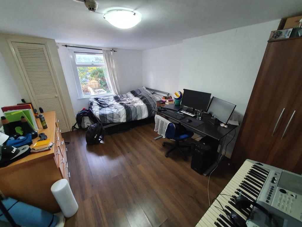 Rear bedroom (1)