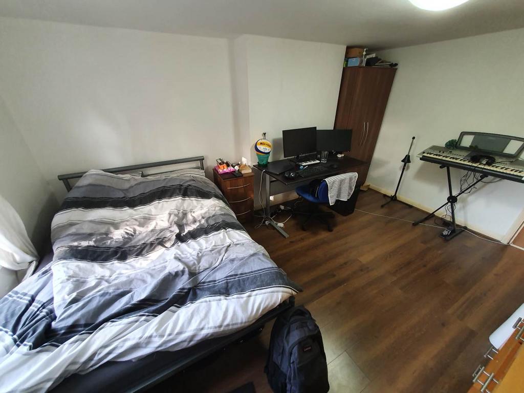 Rear bedroom (2)