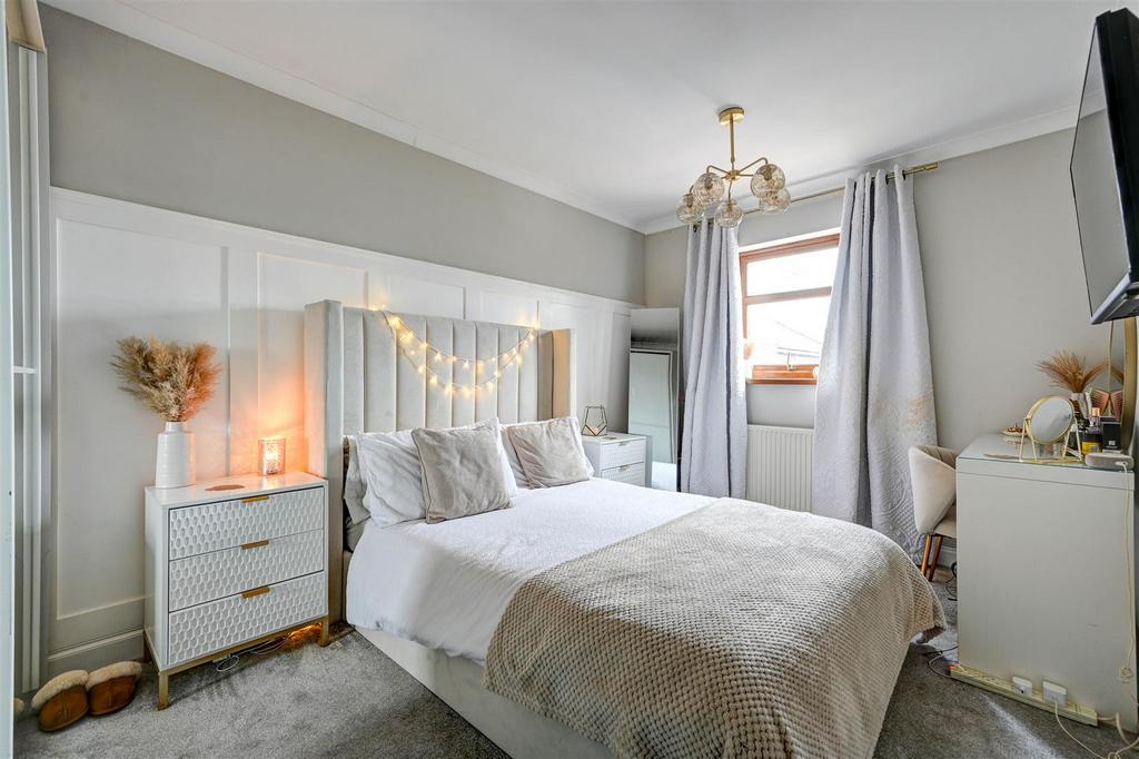 Bedroom 1.jpg