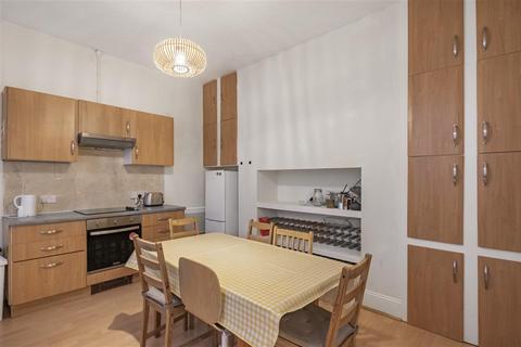 4 bedroom flat to rent, London SW7