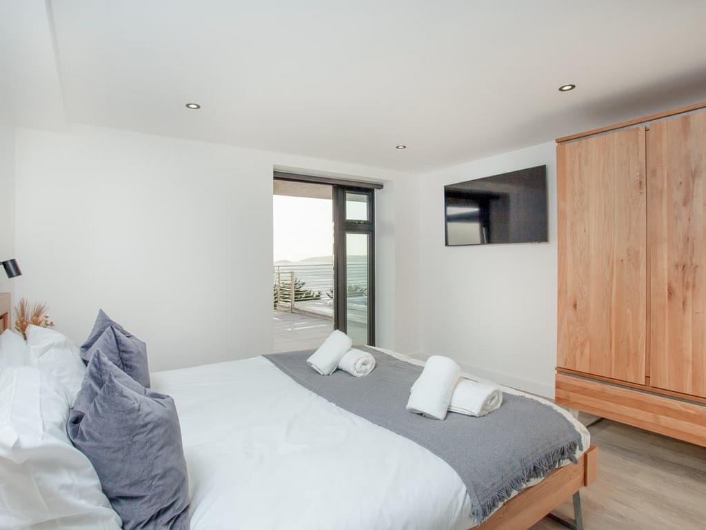 Bedroom a.jpg
