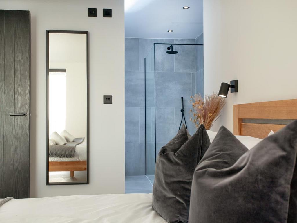 Bedroom b.jpg
