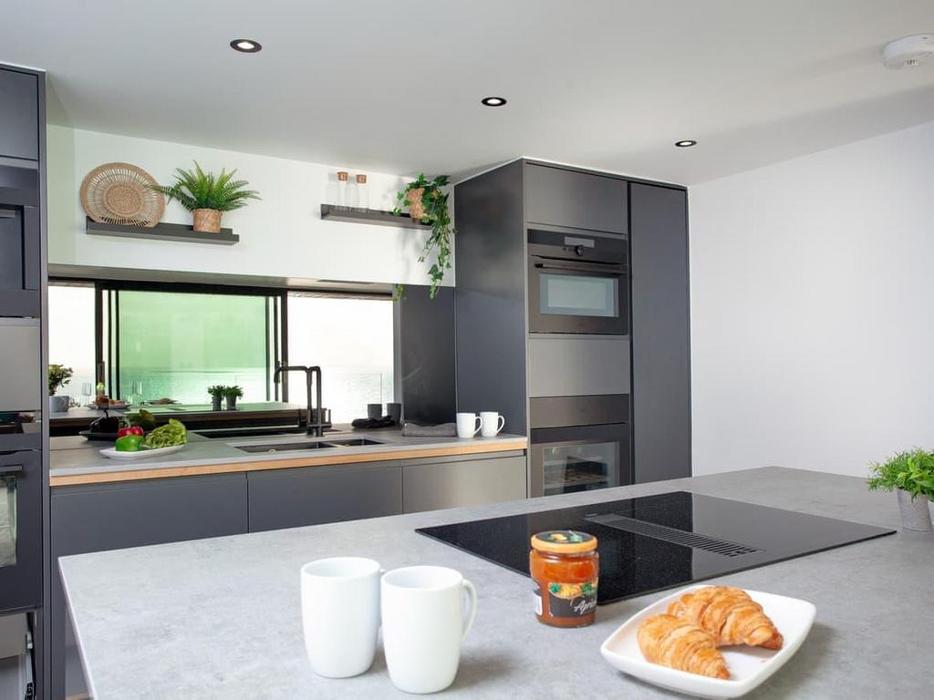 Kitchen 2.jpg