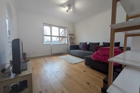 2 bedroom flat to rent, Missenden Gardens, Burnham, SL1