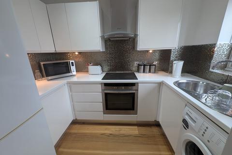 2 bedroom flat to rent, Missenden Gardens, Burnham, SL1