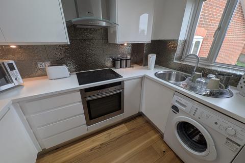 2 bedroom flat to rent, Missenden Gardens, Burnham, SL1