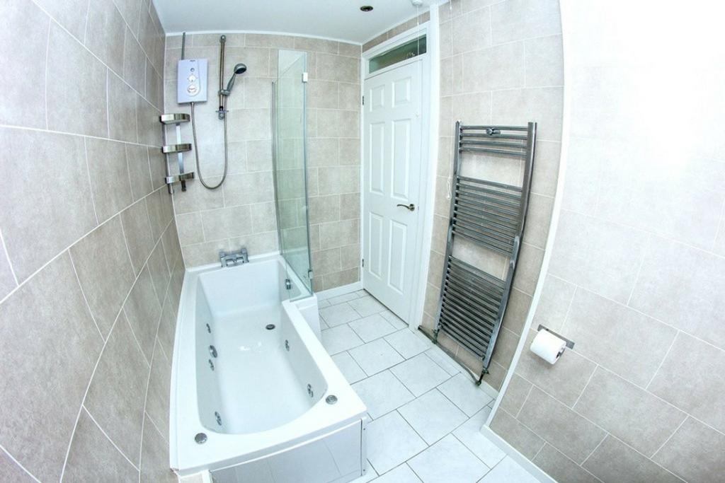 A modern and clean bathroom featuring a relaxin...