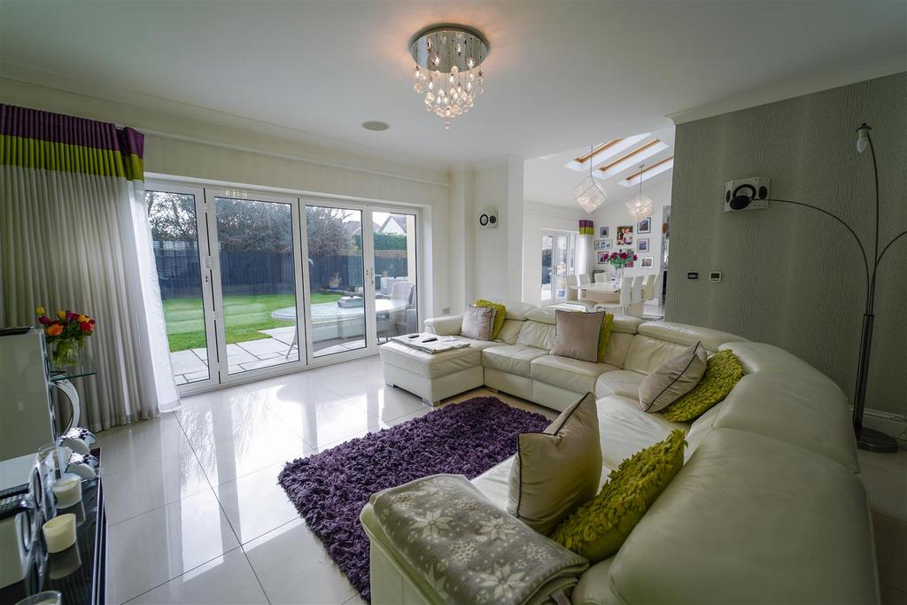 22 Lady Housty Ave-13.jpg