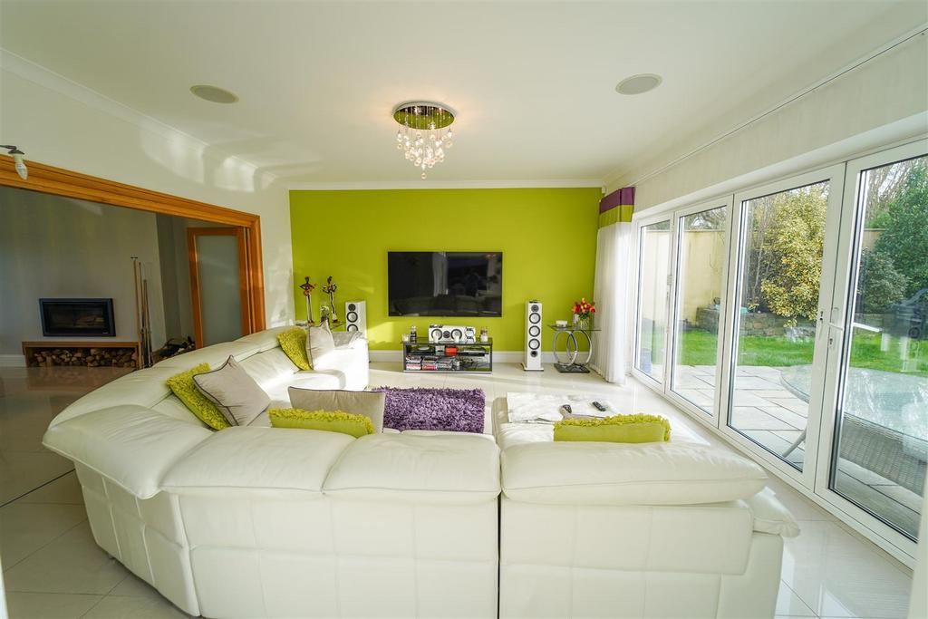 22 Lady Housty Ave-7.jpg