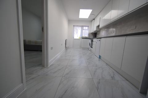 5 bedroom terraced house to rent, Eastcote Lane, Harrow HA2